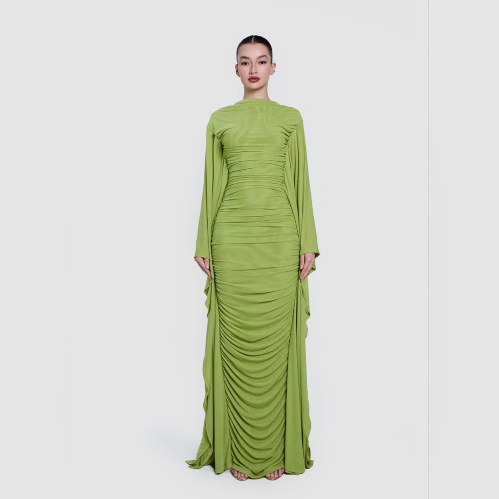 BBXBRAND RUCHED BATWING GOWN 
COLOR PISTACHIO 
SIZE US8
BRAND NEW WITH TAGS